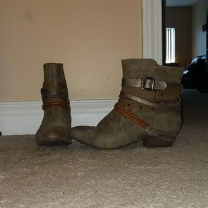 Size 6 1/2 super cute short booties